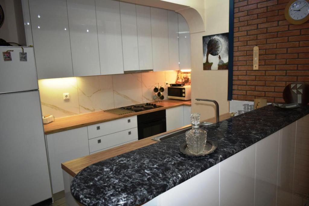 Kuchnia lub aneks kuchenny w obiekcie Central Luxury Apartment next to the Beach