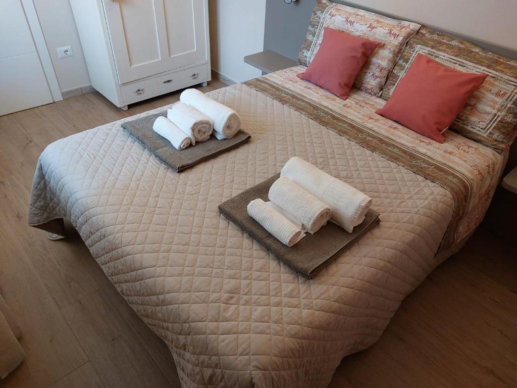 A bed or beds in a room at COSTA DEL GARDA - Lazise