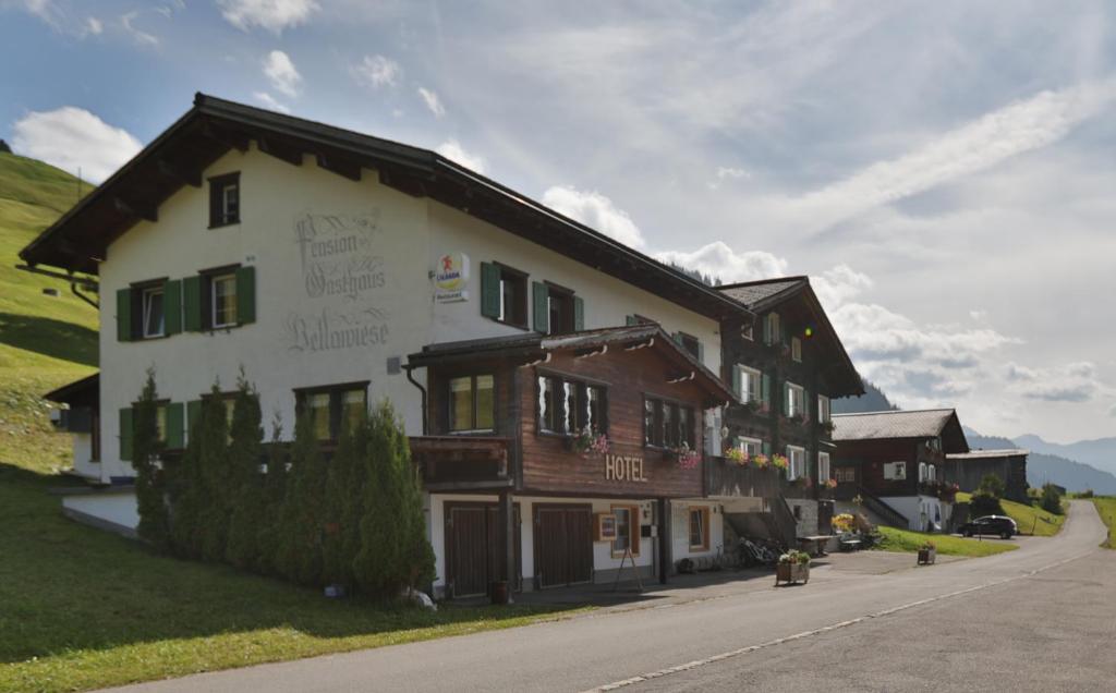 un edificio al lado de una carretera en Gasthaus Bellawiese, en Sankt Antönien