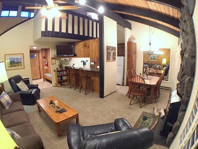 een woonkamer met een bank en een tafel en een keuken bij 2 Bedrooms Standard Condos in Mammoth Lakes