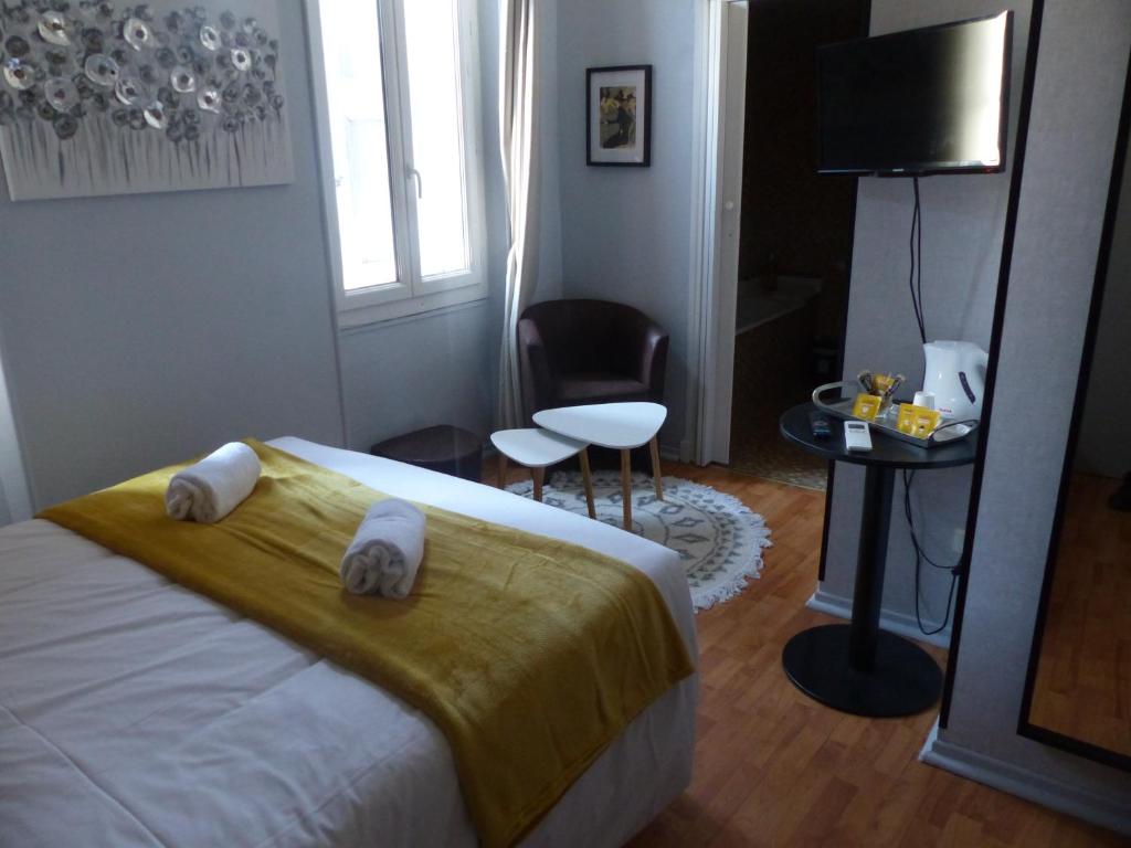 Postel nebo postele na pokoji v ubytování Hotel Le Rochegude