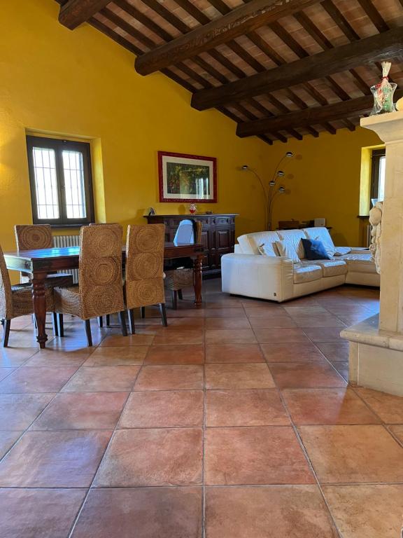 salon z kanapą i stołem w obiekcie Agriturismo Ca'Verdeselle w mieście Fermignano