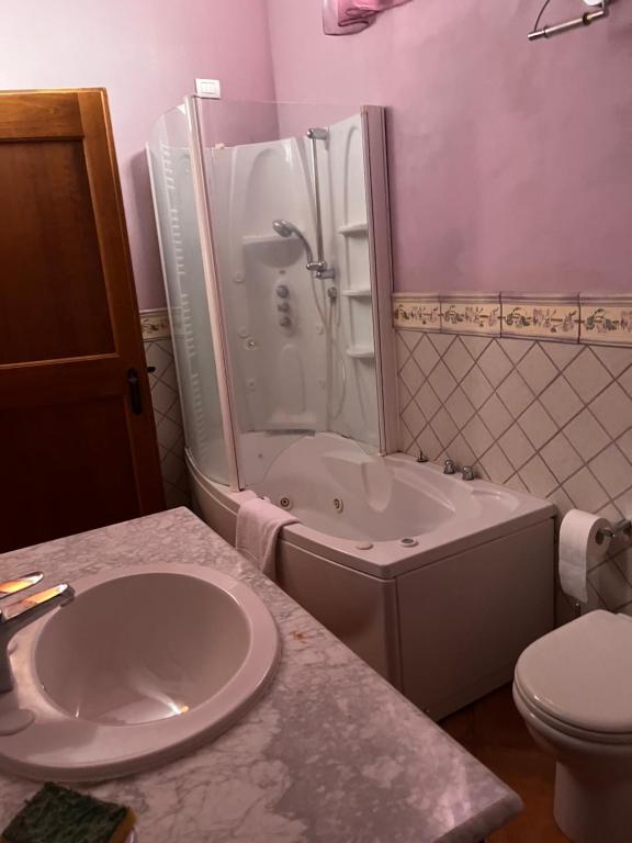 łazienka z umywalką, prysznicem i toaletą w obiekcie Agriturismo Ca'Verdeselle w mieście Fermignano