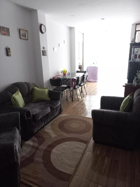 uma sala de estar com um sofá e uma mesa em Como en casa em Sucre