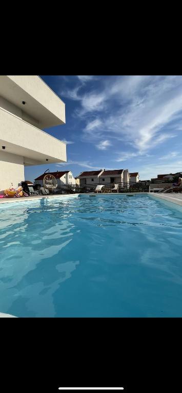 ein großer blauer Pool in einem Gebäude in der Unterkunft Villa Iva Vodice in Vodice