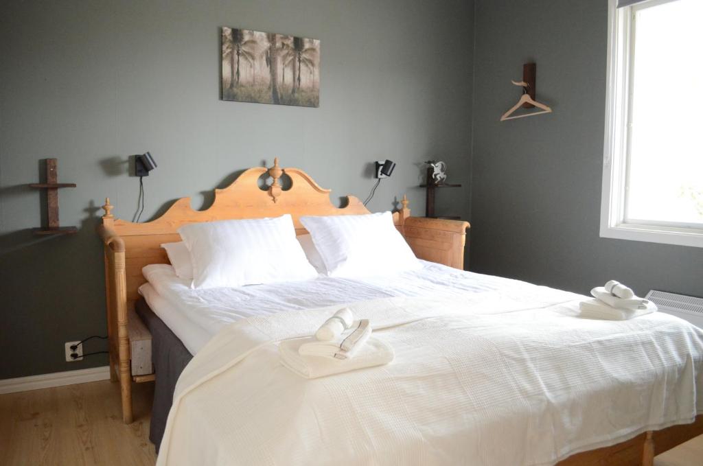 um quarto com uma cama com duas toalhas brancas em Hazel Ridge em Hudiksvall