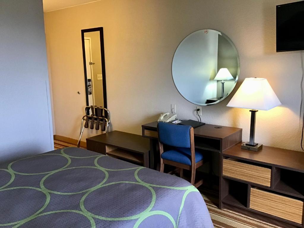 Super 8 by Wyndham Helena - Habitación Con Cama Extragrande - No Fumadores