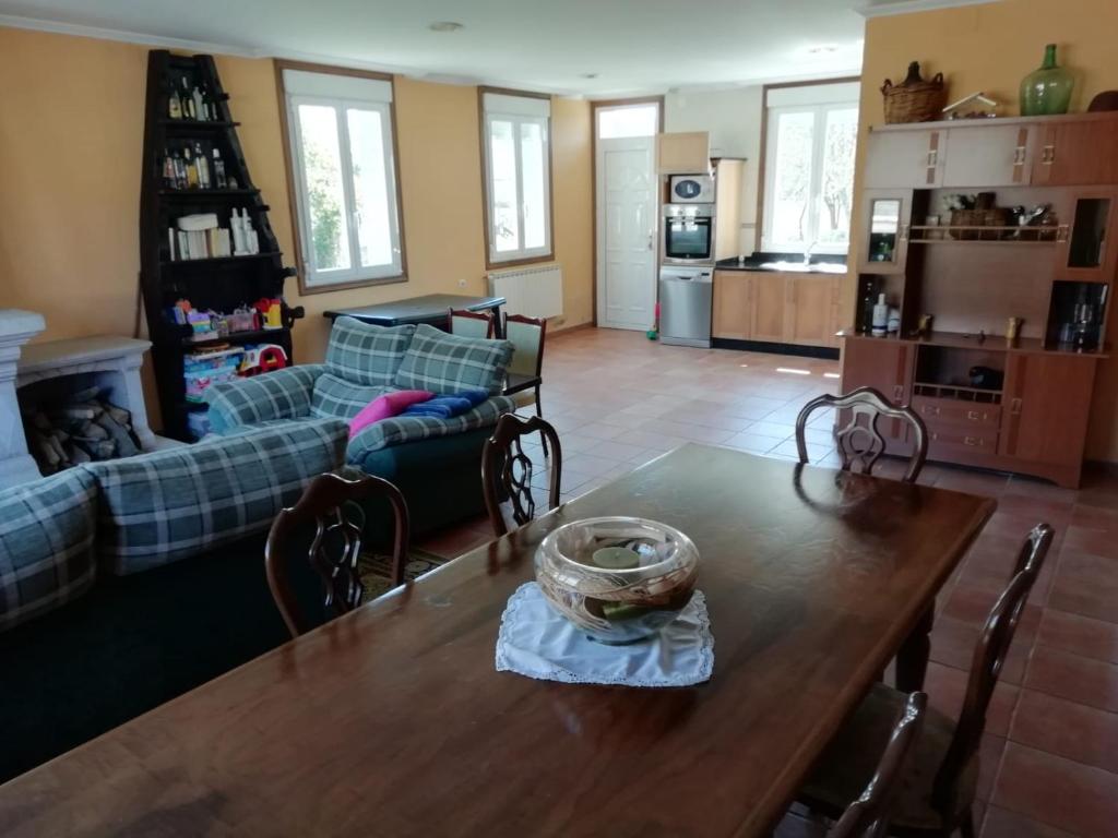 salon ze stołem i kanapą w obiekcie Casa a Trepa w mieście Villar de Barrio