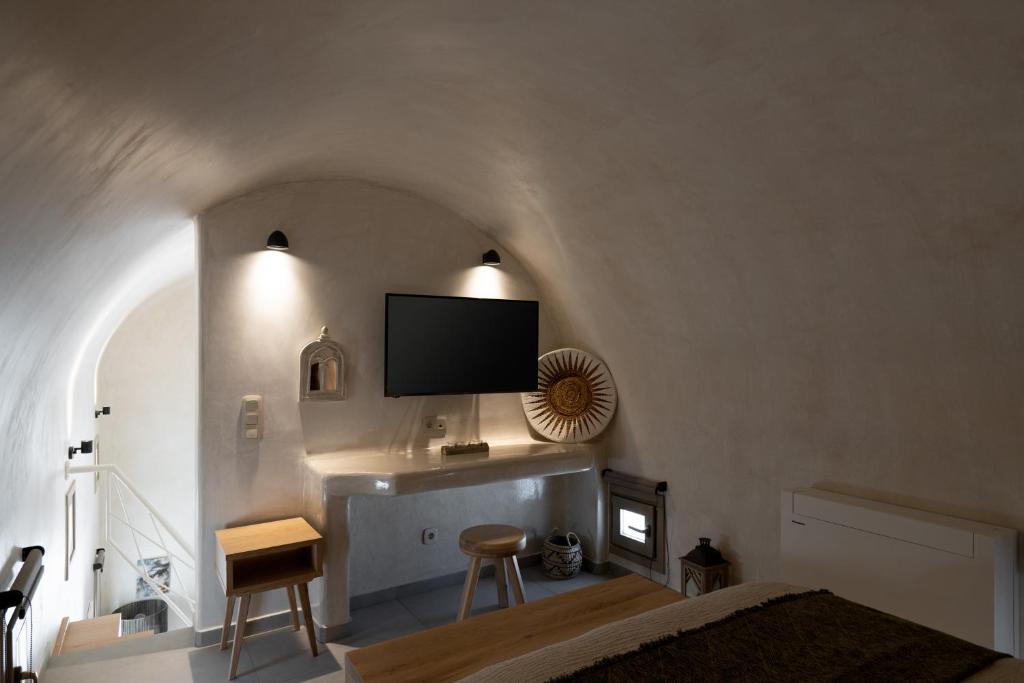 TV a/nebo společenská místnost v ubytování Areos Luxury Suites