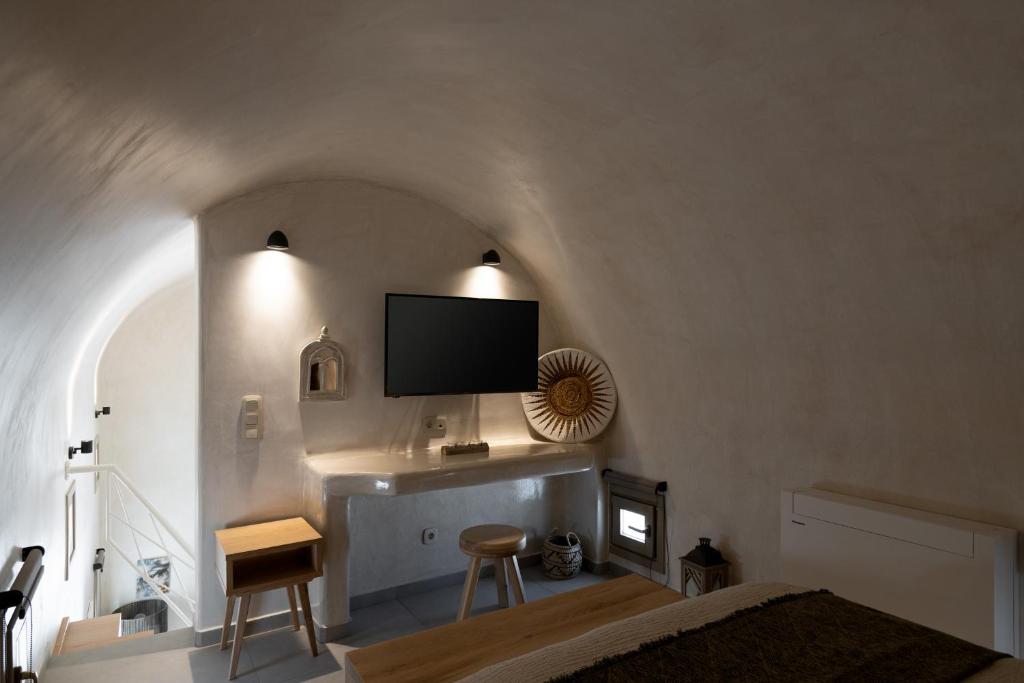 En TV eller et underholdningssystem på Areos Luxury Suites