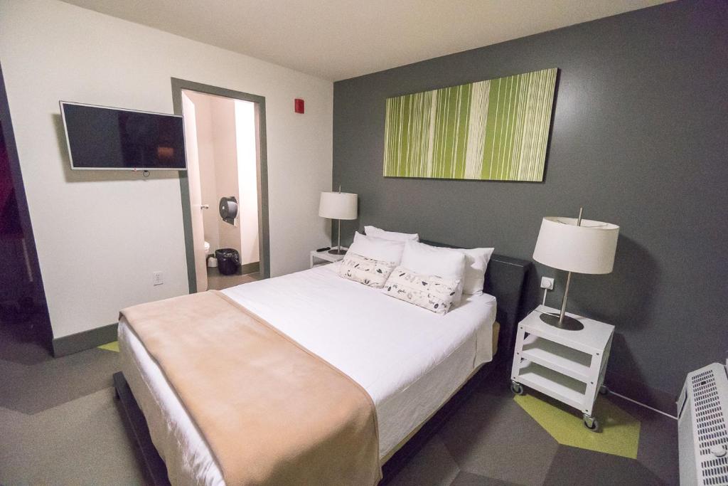 Postel nebo postele na pokoji v ubytování HI Calgary City Centre - Hostel