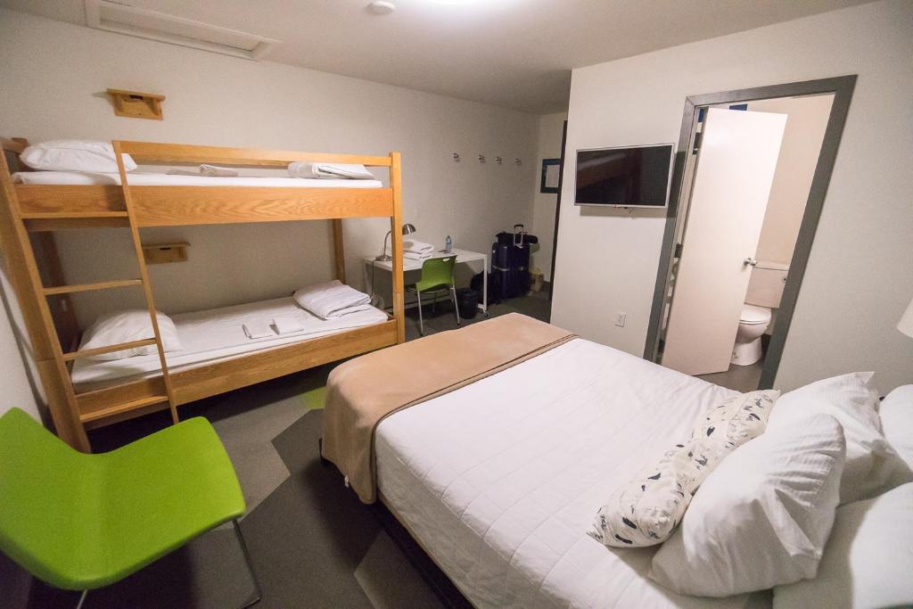 Postel nebo postele na pokoji v ubytování HI Calgary City Centre - Hostel