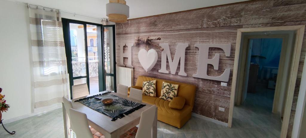 un soggiorno con un muro con un cartello sopra di Emily House a Porto Cesareo