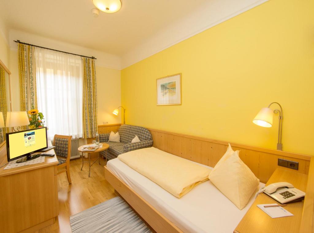 Televízia a/alebo spoločenská miestnosť v ubytovaní Hotel Lebzelter