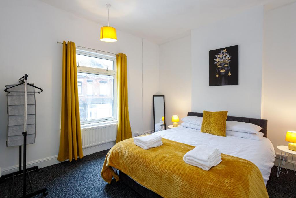 um quarto com uma cama com cortinas amarelas e uma janela em Staywhenever HS- 4 Bedroom House, King Size Beds, Sleeps 9 em Stoke-on-Trent