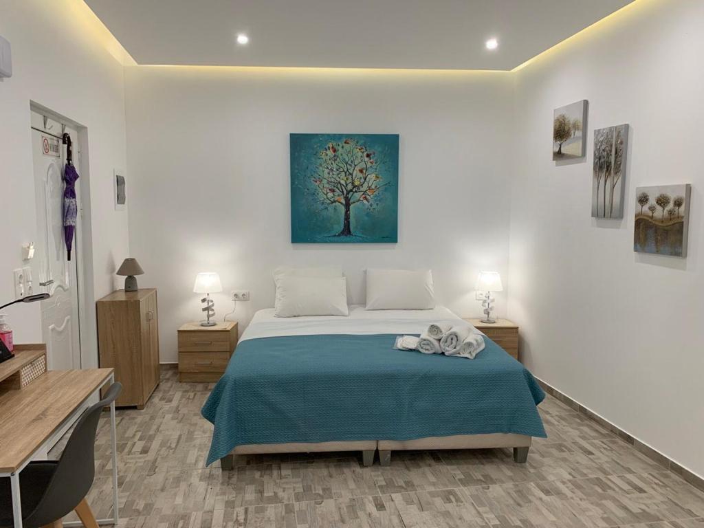 Giường trong phòng chung tại Santorini studio for 2 person in Athens near sea& center