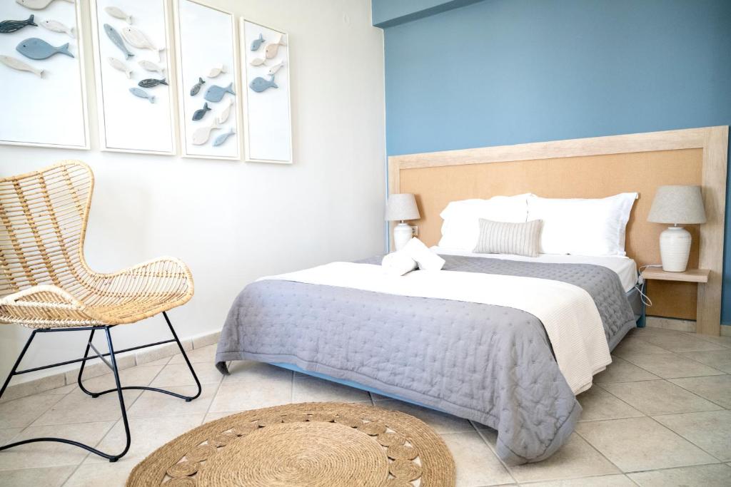 1 dormitorio con 1 cama y 1 silla en Aegean Suite, en Azolimnos