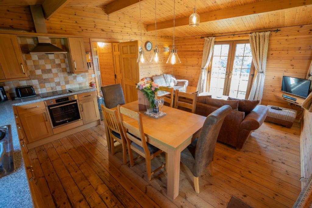 Wall Eden Farm - Luxury Log Cabins and Glamping - Large Log Cabin