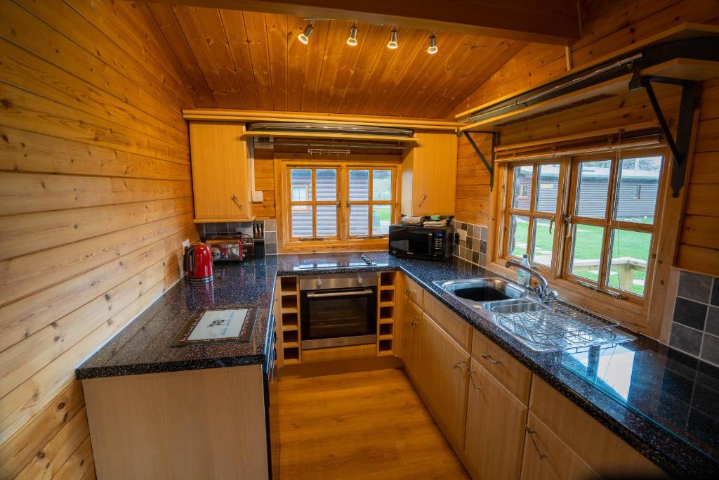 Kuchyň nebo kuchyňský kout v ubytování Wall Eden Farm - Luxury Log Cabins and Glamping