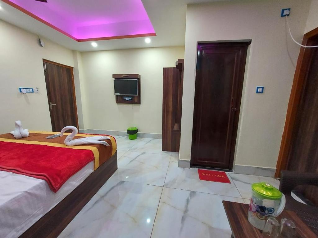 Postel nebo postele na pokoji v ubytování ICONIC Hotel Digha