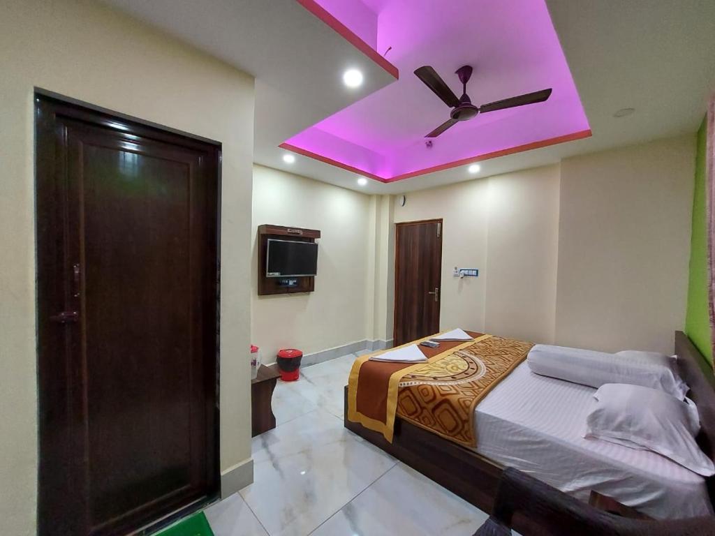 Postel nebo postele na pokoji v ubytování ICONIC Hotel Digha