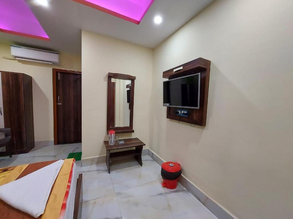 TV a/nebo společenská místnost v ubytování ICONIC Hotel Digha