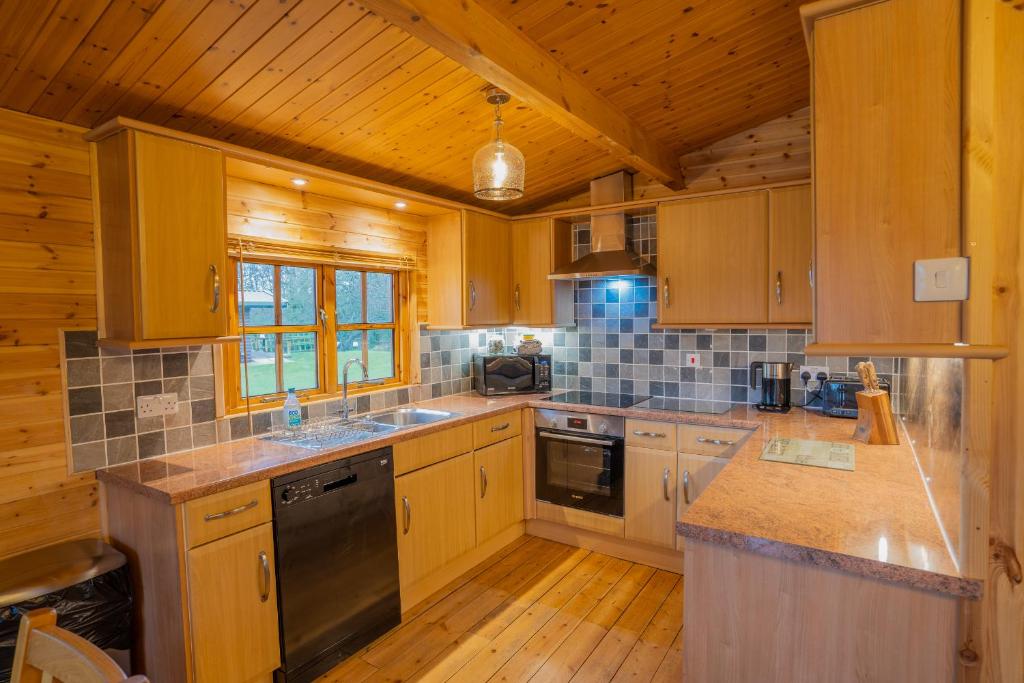 Wall Eden Farm - Luxury Log Cabins and Glamping - Medium Log Cabin - Pet Friendly