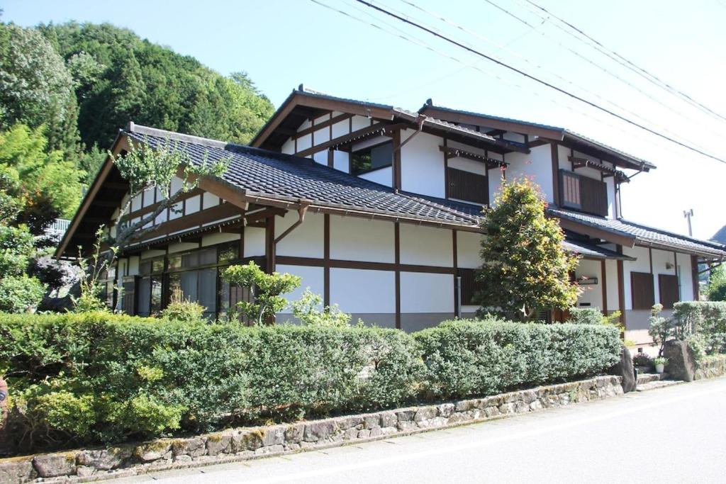 una casa in bianco e nero di Minpaku Taki - Vacation STAY 12840 a Gero