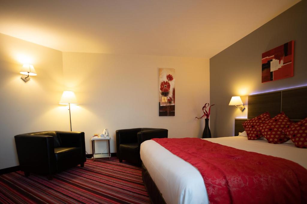 Postel nebo postele na pokoji v ubytování The Originals Boutique, Actuel Hôtel, Saint-Etienne Aéroport