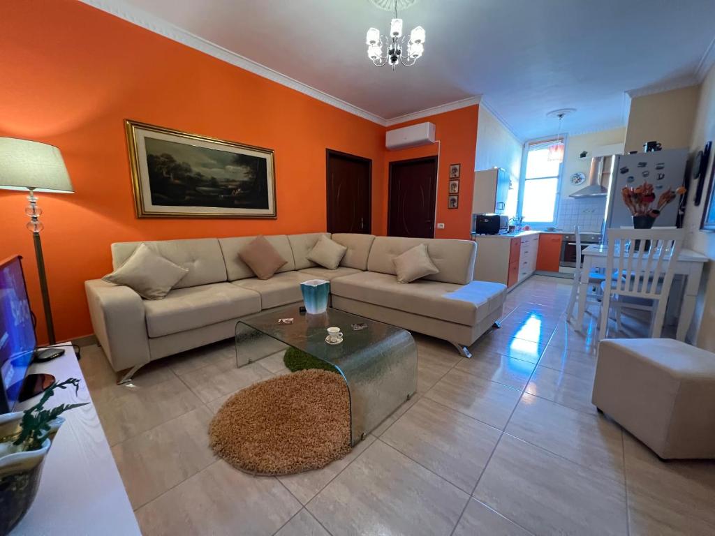 ein Wohnzimmer mit einem Sofa und einem Tisch in der Unterkunft City Center Apartment in Shkoder in Shkodra