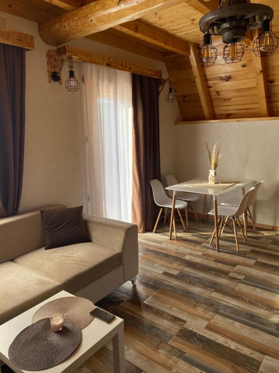 ein Wohnzimmer mit einem Sofa und einem Tisch in der Unterkunft Cottage Angel in Žabljak