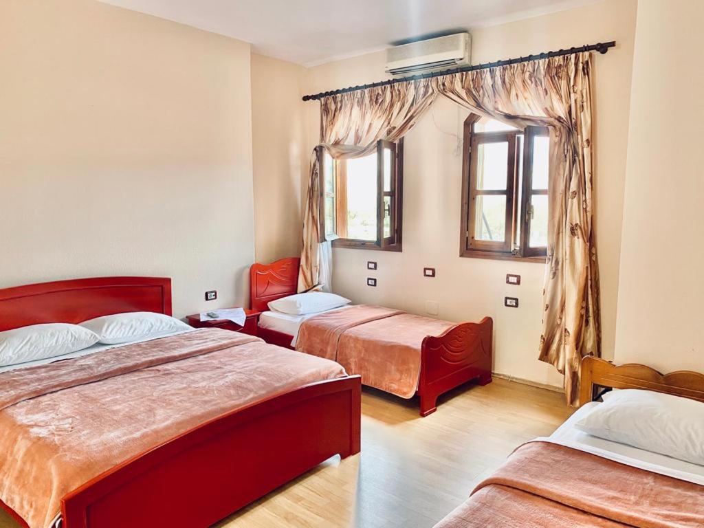 Postel nebo postele na pokoji v ubytování HOTEL RESTORANT VIKTORIA