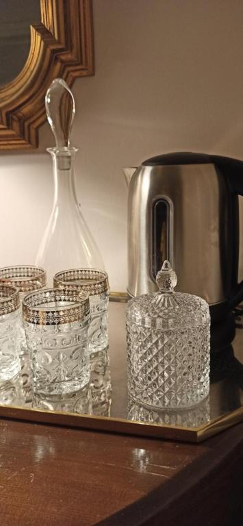 un tavolo con un bollitore e dei bicchieri su un tavolo di Stesicoro in Fiera a Catania