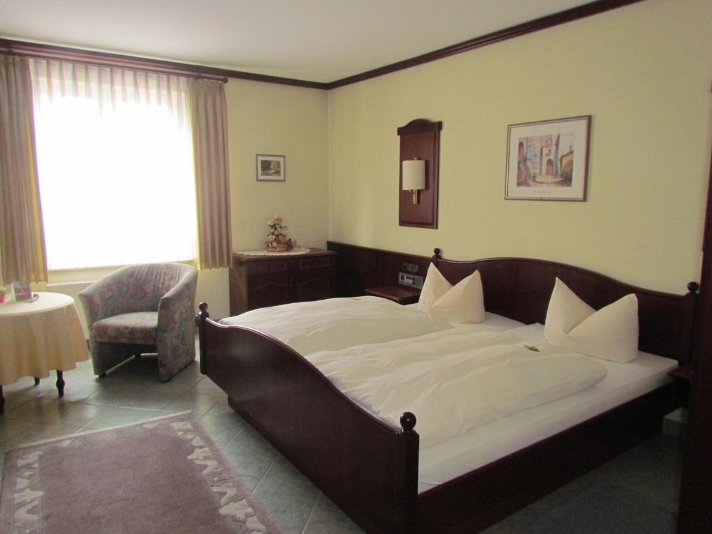 Postel nebo postele na pokoji v ubytování Hotel Zum Erker