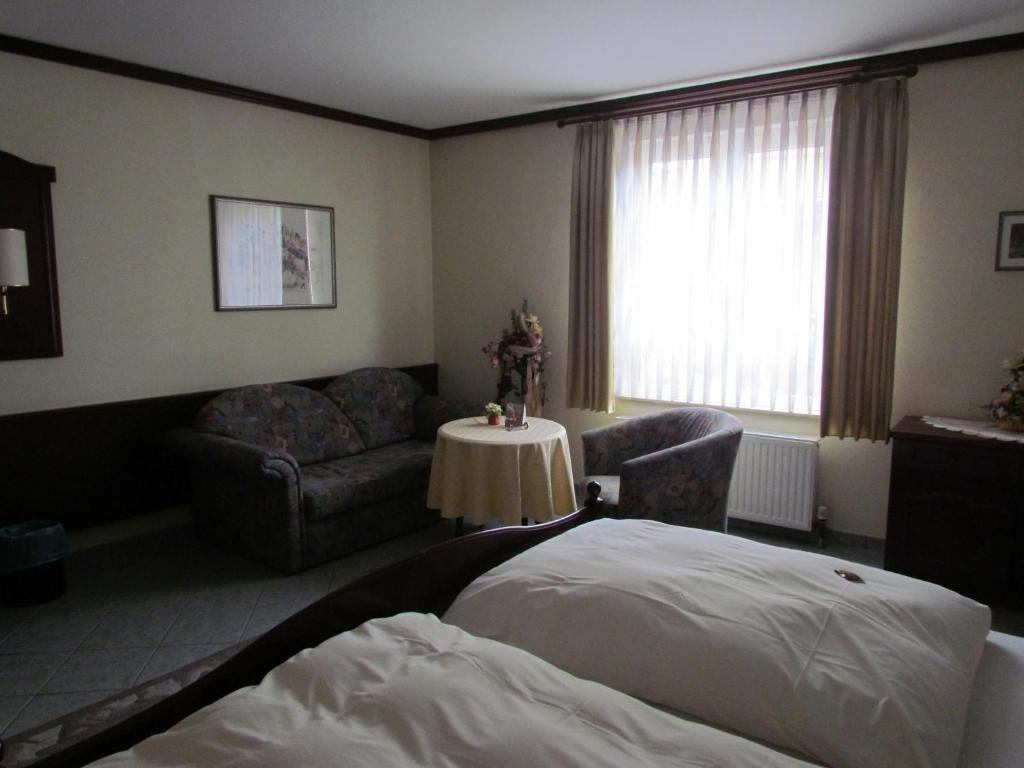 Postel nebo postele na pokoji v ubytování Hotel Zum Erker
