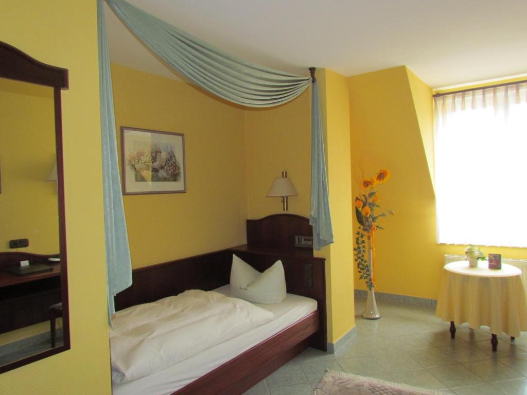 Postel nebo postele na pokoji v ubytování Hotel Zum Erker