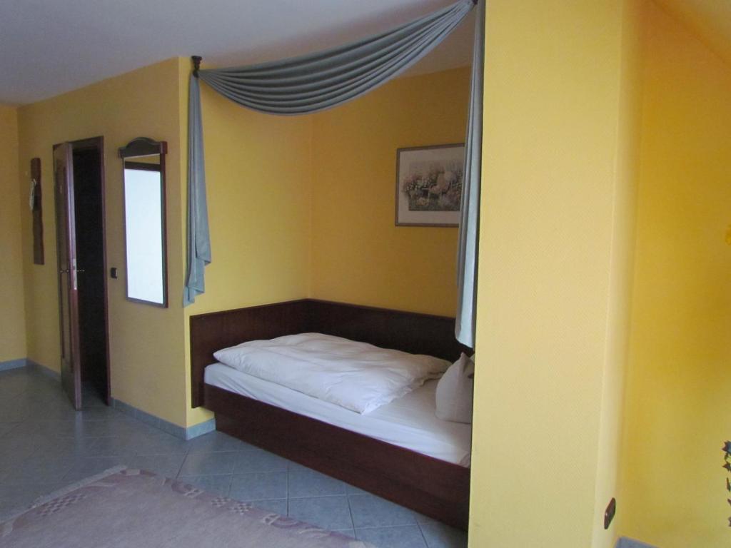 Postel nebo postele na pokoji v ubytování Hotel Zum Erker