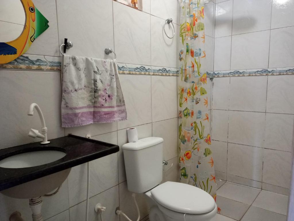 une salle de bain avec toilettes, lavabo et douche dans l'établissement Casa na Ilha da Crôa/Barra de Santo Antônio, à Barra de Santo Antônio