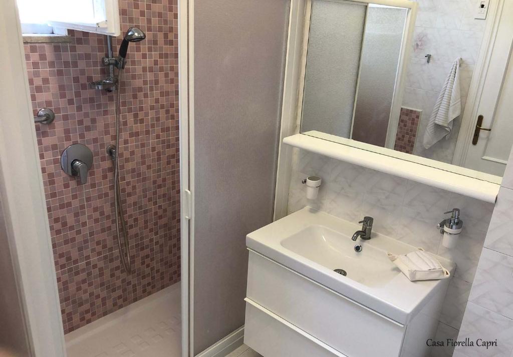 A bathroom at Casa Fiorella - Casa indipendente centro Anacapri
