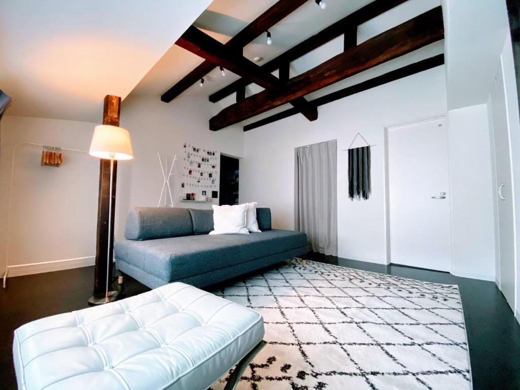 uma sala de estar com um sofá azul e um tapete em Nagasaki - House / Vacation STAY 63873 em Nagasaki