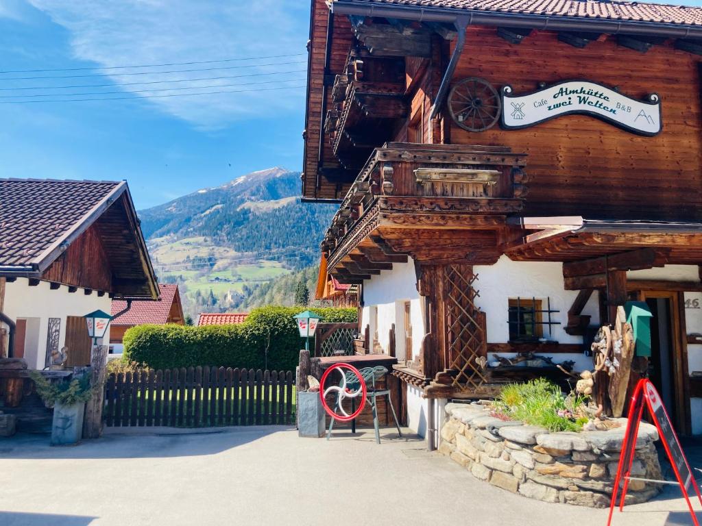 un edificio con un cartel en el costado en Almhütte zwei Welten en Obervellach