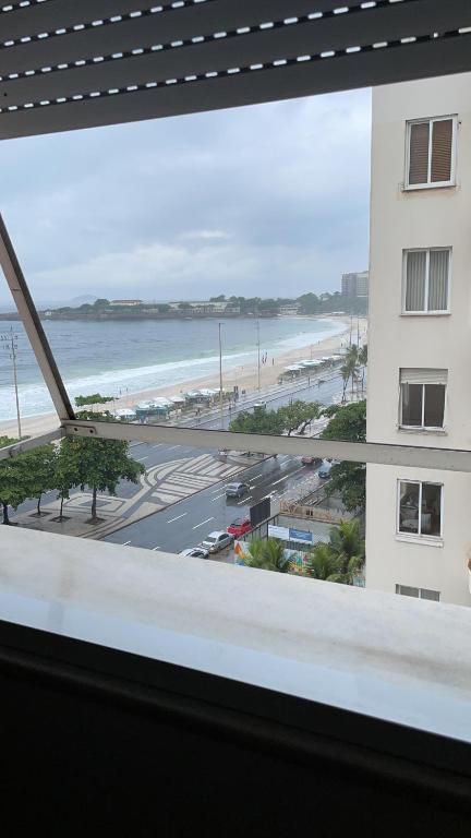 Copacabana Beach في ريو دي جانيرو: منظر على الشاطئ من نافذة مبنى