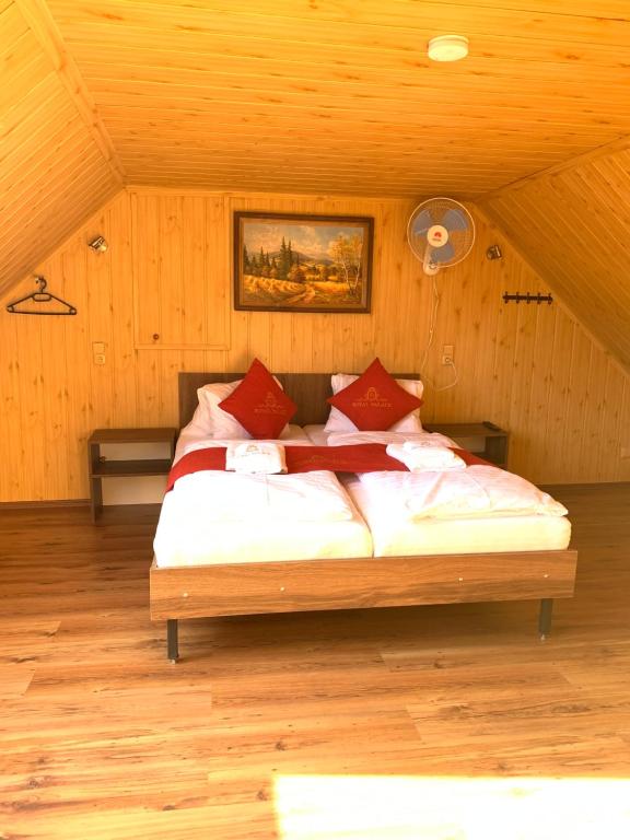 una camera da letto con un grande letto in mansarda di Pension VIDHOUS 2 a Františkovy Lázně