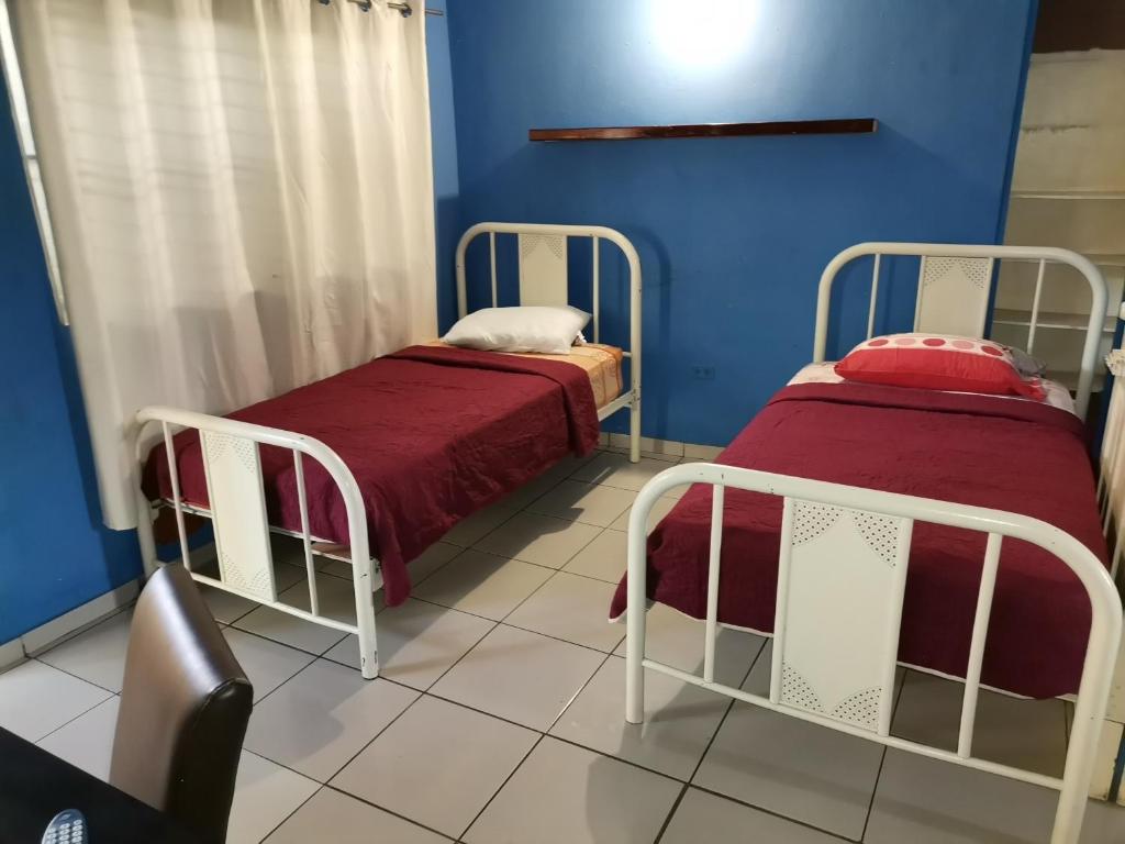 Ένα ή περισσότερα κρεβάτια σε δωμάτιο στο Chambres en Ville