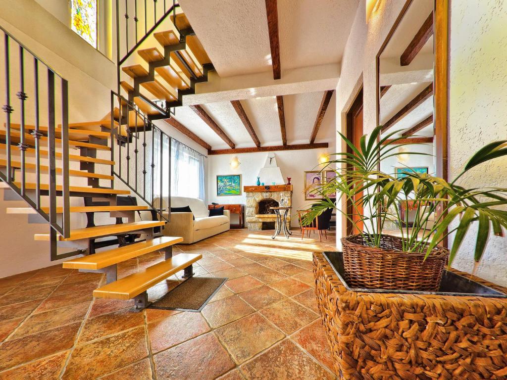 - un salon avec un escalier en colimaçon dans l'établissement Holiday Home Anne, à Supetarska Draga