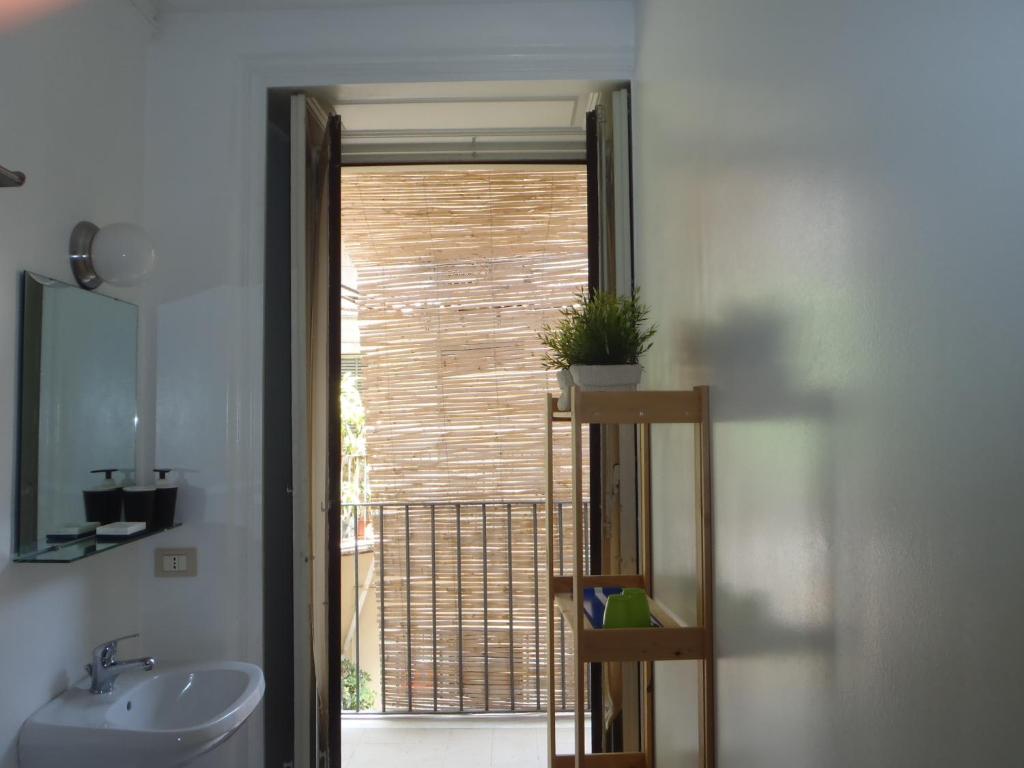 łazienka z umywalką, toaletą i oknem w obiekcie Gianluca's Room w Katanii