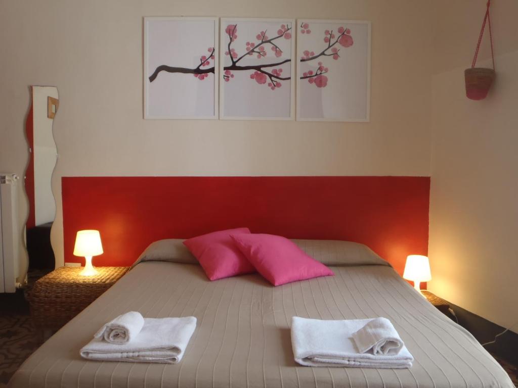 sypialnia z łóżkiem z 2 ręcznikami i 2 lampami w obiekcie Gianluca's Room w Katanii