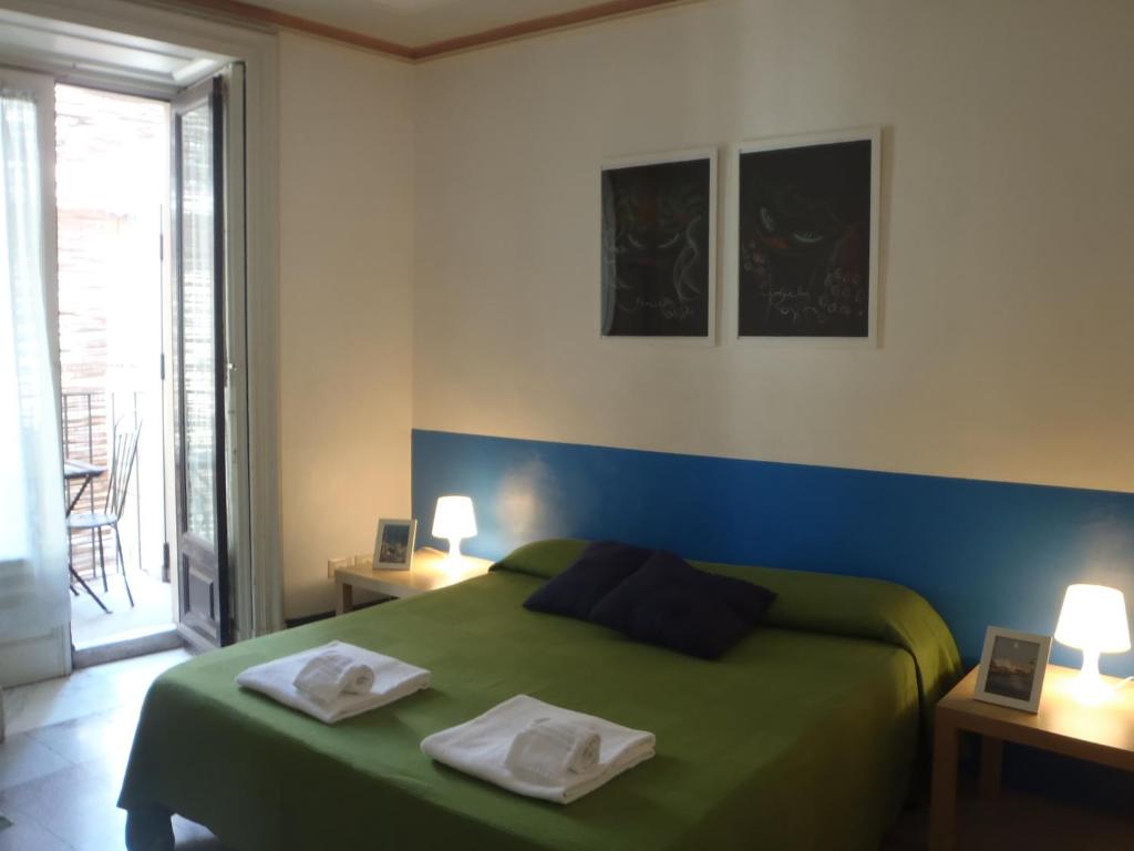 Łóżko lub łóżka w pokoju w obiekcie Gianluca's Room