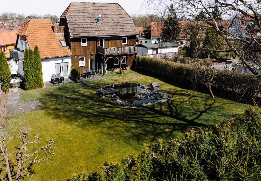 eine Luftansicht auf einen Hof mit einem Haus in der Unterkunft Pension Kristall in Elbingerode