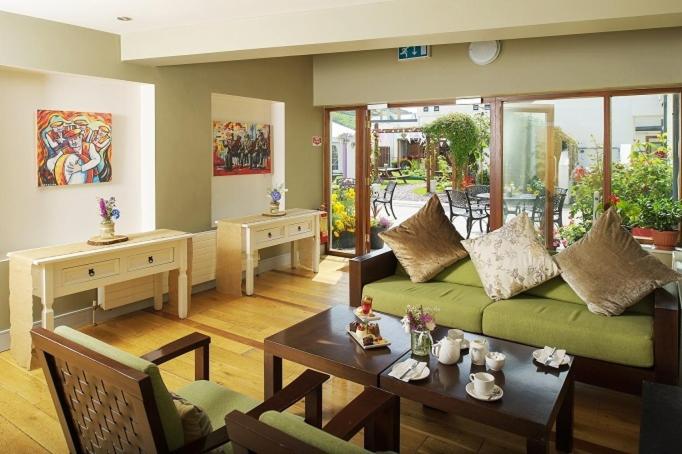 Posezení v ubytování Hotel Doolin